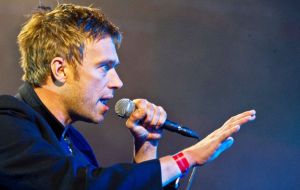 The English singer-musician was cheered by his audience in Buenos Aires 