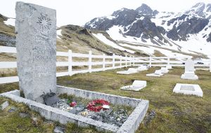 Users can discover the path of the legendary polar explorer Shackleton and visit the grave of his final resting place. 