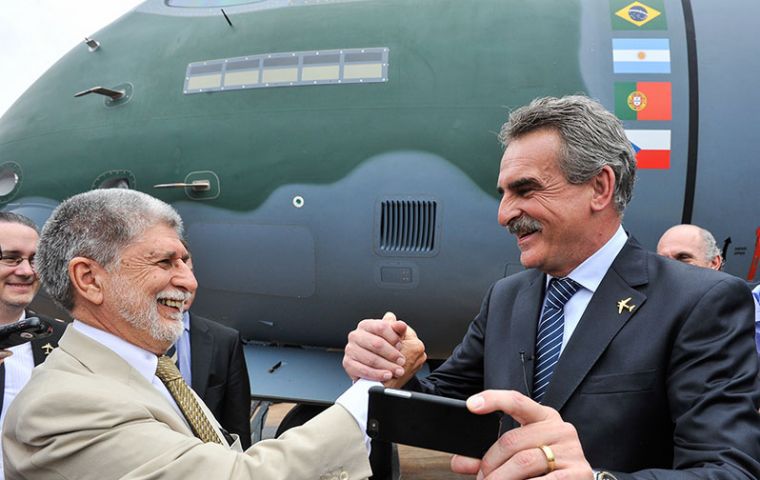 Ministers Amorim and Rossi during the roll out of the KC-390 designed and manufactured by Embraer