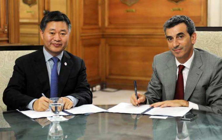 Minister Randazzo (R) with CSR-Sifang representative exchange documents 