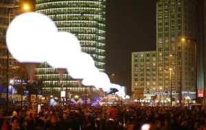 A spectacular 15 kilometer-long string of 7,000 illuminated helium balloons traced the course of the barrier that once snaked through the city