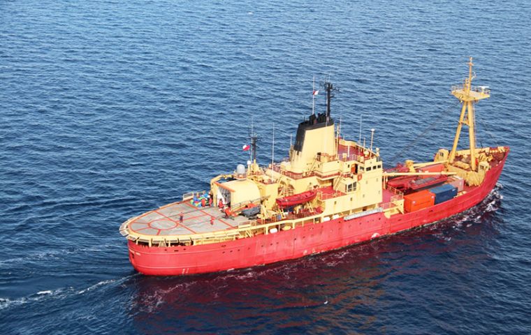 Chile's current icebreaker “Almirante Oscar Viel” is coming to the end of its service life. Built in 1969 it belonged to the Canadian Navy