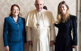 Ambassador Castro with her daughter Miranda and Pope Francis 