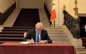 “Chancellor Timerman has signed the Condolence Book, in which Argentina condemns terrorism, and he expressed solidarity with our sister Republic of France,” 
