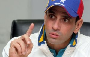 Opposition leader Capriles called on Venezuelans to unite to get out of this crisis“,  mocking Maduro as a ”pirate“ and ”liar”