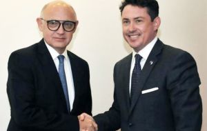 “Honored to represent the US in Argentina” said Mamet, seen here shaking hands with foreign minister Timerman 