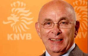 “It is about time that the organization is normalized and that its full focus is back on football”, said challenger KNVB president Michael van Praag