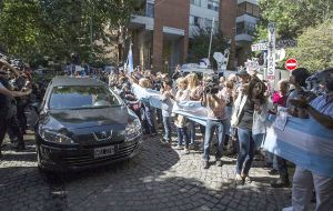 Along the route people waved Argentine flags with black ribbons and held signs that said “Justice,” “Thank you, Nisman” and “We all are Nisman”. 