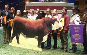 The Uruguayan presenter is congratulated by Gary Buchholz, president of the Texas Hereford Association and Stefan Marchman, livestock show manager.