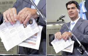 Cabinet Chief Capitanich on Monday ripped up pages of the daily in an attempt to show Clarín, was providing inaccurate information on the Nisman case 