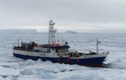 The 63-metre Antarctic Chieftain longliner damaged its propeller after hitting an iceberg and was stranded about 1,500 kilometres NE of McMurdo Sound