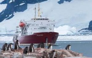 The US icebreaker Polar Star reached the Antarctic Chieftain early Saturday morning after breaking through the ice around it.