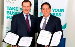 UKEF Business Group Director Steve Dodgson and Bancomext Deputy General Director Finance Miguel Siliceo Valdespino during the ceremony in London.