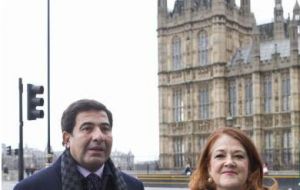AFIP chief Ricardo Echegaray and the Argentine ambassador Alicia Castro outside Parliament