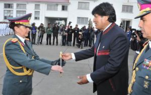 Gina Reque Terán is daughter of retired general Luis Reque Teran, who led the Bolivian army’s operations against Guevara’s rebel forces in 1967. 