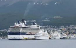 This week Celebrity Infinity with 2.449 passengers and a thousand crew members called at Ushuaia en route to Valparaiso 