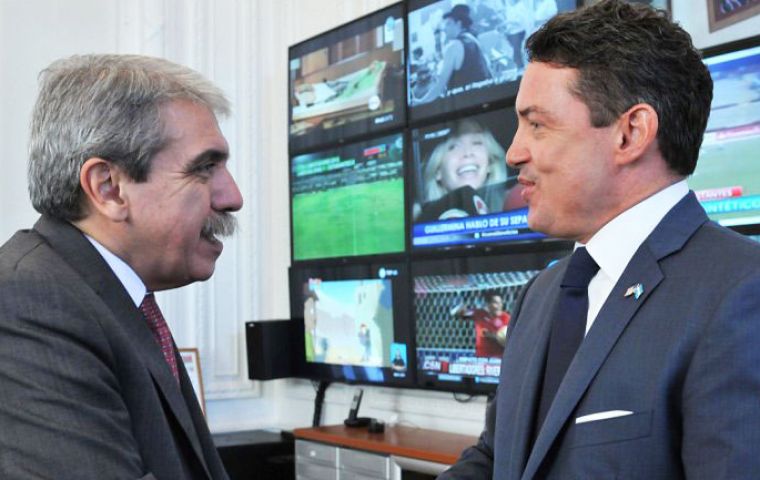 Fernandez and Mamet shake hands during the ‘protocol’ meeting at Government House, Casa Rosada 