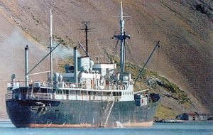 ARA Bahía Buen Suceso landed in South Georgia a party of workers on contract to dismantle remains of the whaling station, and on arriving raised the Argentine flag. 