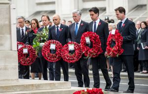 Members of government and the opposition lay wreaths at the Cenotaph 