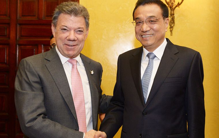 President Santos received PM Li at the Nariño Palace for a first round of talks and signed deals providing scholarships for 200 Colombians to study in China 