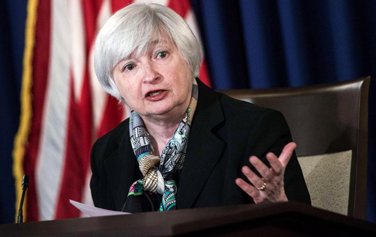 Fed chief said the US economy is expected to strengthen after a slowdown due to “transitory factors” in recent months, and probably due to “statistical noise.”