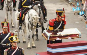 The ceremony with the Mounted Grenadiers Regiment escort started at 11 this morning with a patriotic parade through main streets of Buenos Aires City