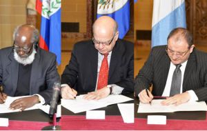OAS chief Insulza at the signing ceremony with the foreign ministers of Guatemala, Carlos Raúl Morales, and Belize, Wilfred Elrington. 