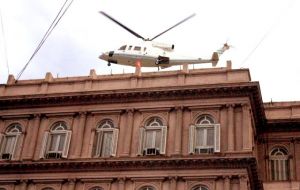 “De la Rúa left the Casa Rosada in helicopter after signing his resignation, having reached only half of his term, amid social and economic turmoil.”