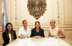 Soledad Peralta, Banco Provincia Foundation; Carolina González Bunster, founder of “Walkabout” next to Ambassador Castro and Karina Rabolini 