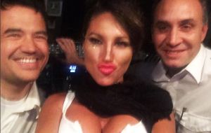 Vicky and her two new friends in a selfie taken in the Buenos Aires Rosario flight 