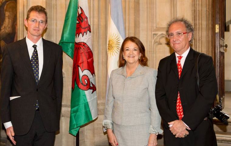 From left to right: David T. C. Davies MP, Argentine Ambassador Alicia Castro, and photographer Marcos Zimmermann