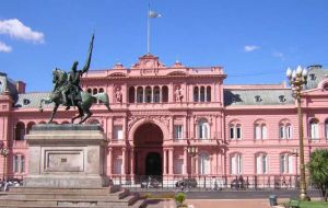 The Aresco poll also showed that Daniel Scioli and Carlos Zannini are closer to Casa Rosada, securing victory in the first run with 44% of vote intention.