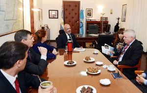The two officials signed an agreement by which the visiting BBC orchestra will be holding music workshops and will later offer two concerts in Trelew 