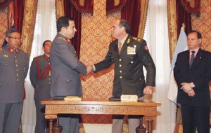 The Chilean and Argentine military officers shake hands following the signing of the document relative to Paracah activities (Pic LPA)