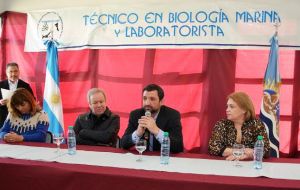 The ceremony included Santa Cruz governor Daniel Peralta, members of his ministerial cabinet and Raul Reta in representation of INIDEP.