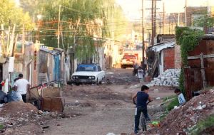 The population of children and adolescents in economic poverty situation is 'very significant' in the urban belt of Buenos Aires city, where it reaches 48,8%.