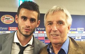 Dutch Champions PSV persuaded 20-year old Pereiro to sign a 5-year contract last July. In the picture with Patrick Watts