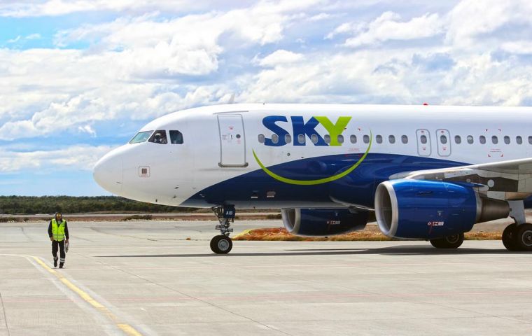 Sky Airlines has a fleet of fifteen Airbus 320 and 319, which among other places flies to Punta Arenas, extreme south of Chile.