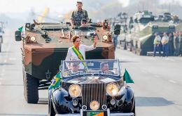 Rousseff, in the official Rolls Royce with the top down and wearing the presidential ribbon, led the military parade for 2 kilometers 