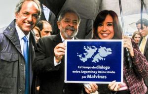 Hopeful Scioli, Lula da Silva and Cristina Fernandez holding the Pope's poster calling for Malvinas dialogue