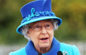 Dressed in turquoise with her trusty black handbag at her side, the Queen spoke briefly to the gathered crowds earlier.