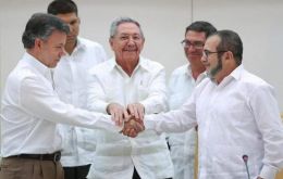 President Santos and Timochenko greeted each other with a handshake. Cuban President Raul Castro, who hosted the meeting, joined his hands to theirs. 