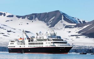 Estimate for this season is 112.170 passengers by April 2016, of which 79.486 non Antarctic and 36.684 Antarctic visitors.  