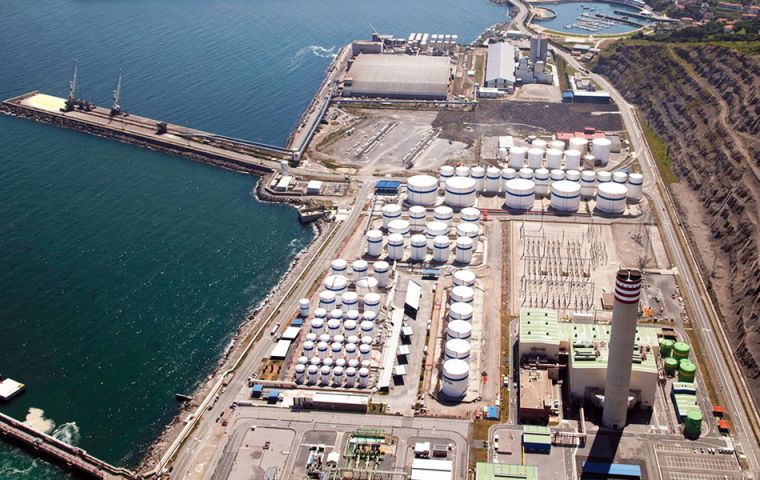 In October 2013, MOL signed a 20-year charter contract for an FSRU in the port of Montevideo, with GNLS, which was entrusted with the construction