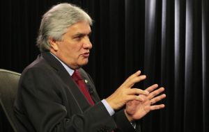 ”The government has to bounce back, we have to evaluate what has happened in the last few days, in court and in Congress”, said PT Senator Delcidio Amaral.