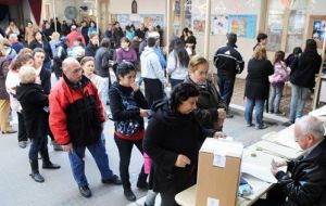 Under Argentine electoral law the winner of Sunday 25 October ballot must obtain 45% of votes, or 40% plus a ten-point difference over the runner up. 