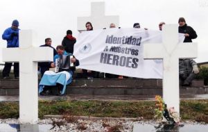 Veterans groups involvement originates following on a request from president Cristina Fernandez to the Red Cross, delivered on 2 April 2012. 