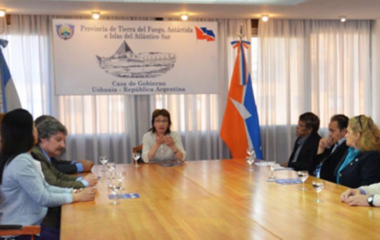 Governor Fabina Ríos met with members of the Malvinas Observatory to thank the Ushuaia Bureau for their contribution to the piece   