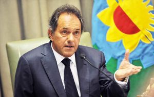 Scioli opposes any strong devaluation of the Peso and says he will only end the restrictions on the dollar trade “gradually.” 