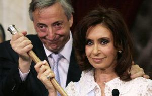 This position ”is casting uncertainty over the outcome of a close race that will end 12 years of populist rule by Cristina and Néstor”.